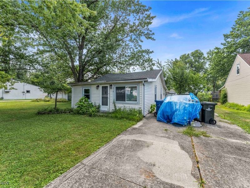 618 W Shore Boulevard, Sheffield Lake, OH 44054 Photo 2