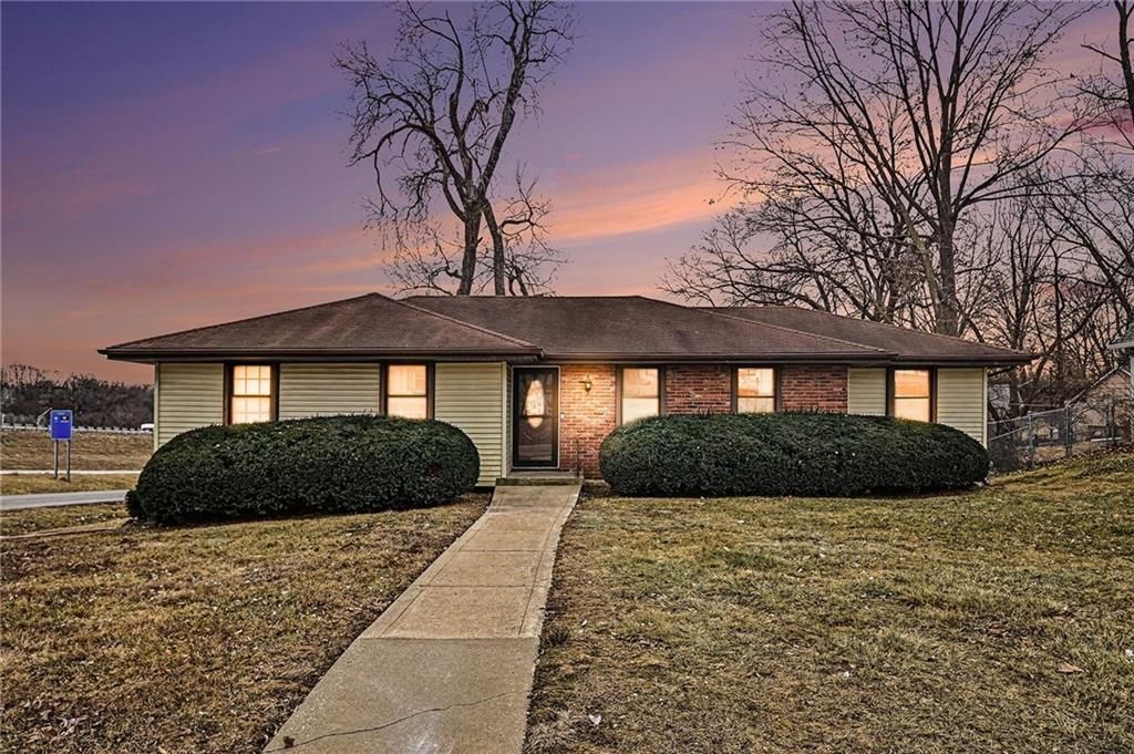 829 NW 69th Street, Kansas City, MO 64118 Main Photo