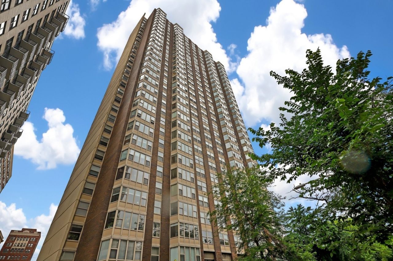 525 W Hawthorne Place, Unit 1001, Chicago, IL 60657 Main Photo