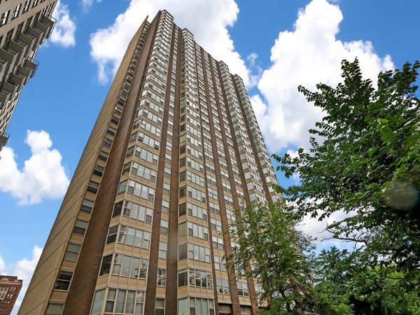 525 W Hawthorne Place, Unit 1001, Chicago, IL 60657