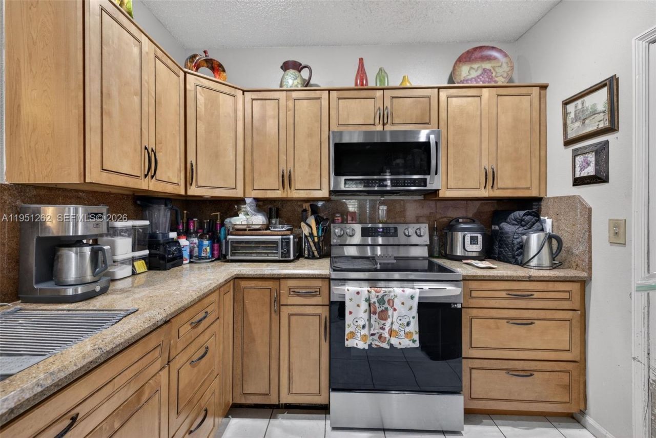 6008 N Golden Beauty Ln, Tamarac, FL 33321 Photo