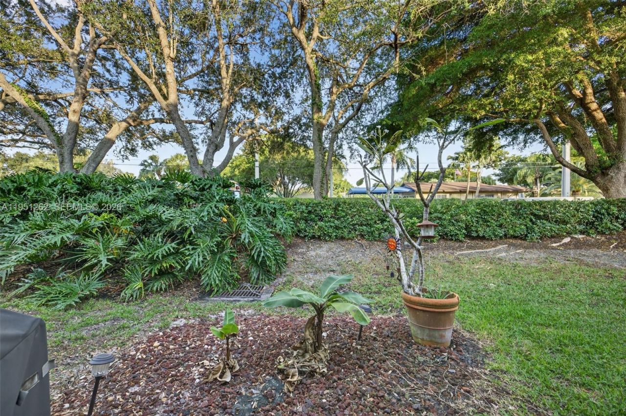 6008 N Golden Beauty Ln, Tamarac, FL 33321 Photo