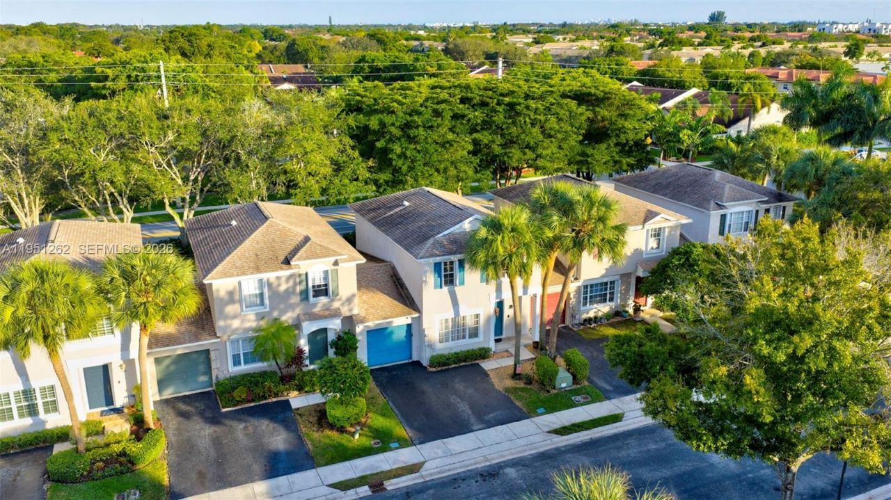 6008 N Golden Beauty Ln, Tamarac, FL 33321 Photo