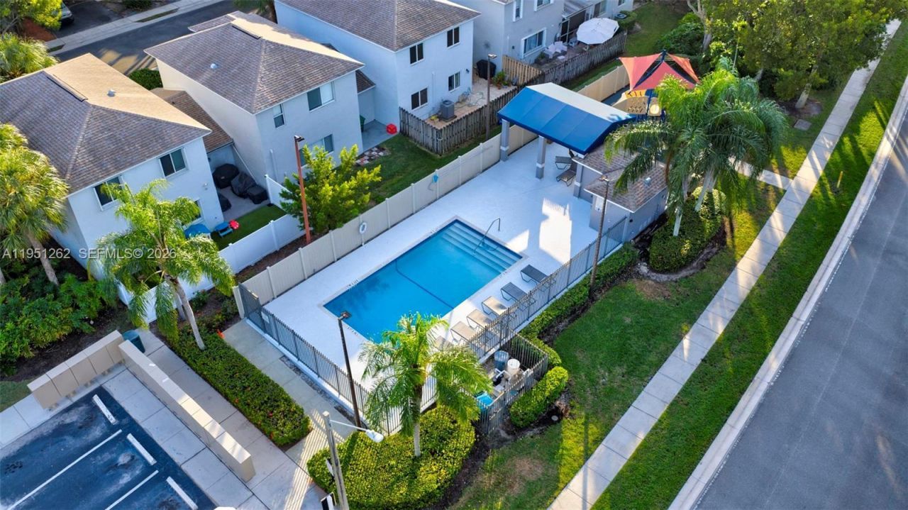 6008 N Golden Beauty Ln, Tamarac, FL 33321 Photo