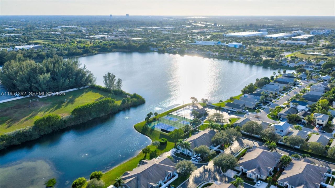 6008 N Golden Beauty Ln, Tamarac, FL 33321 Photo