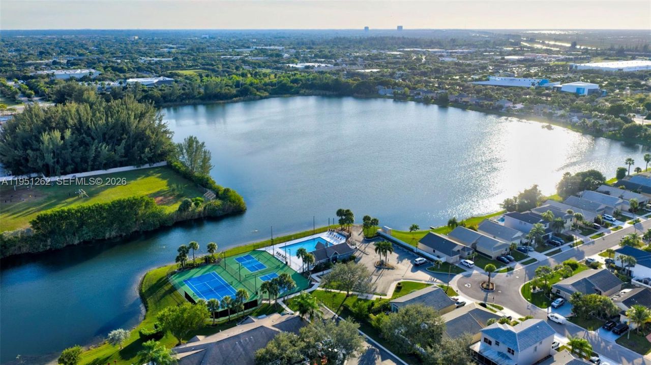 6008 N Golden Beauty Ln, Tamarac, FL 33321 Photo