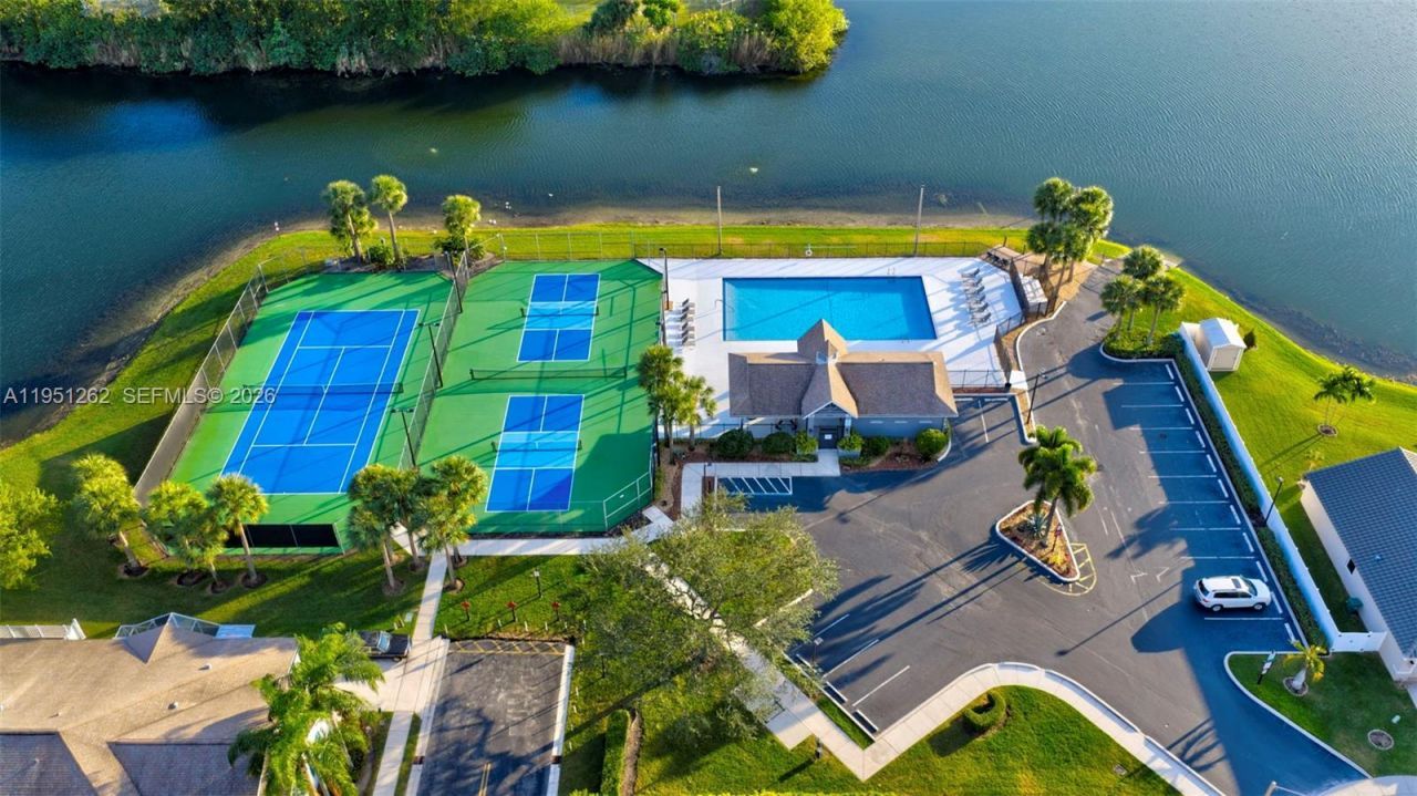 6008 N Golden Beauty Ln, Tamarac, FL 33321 Photo