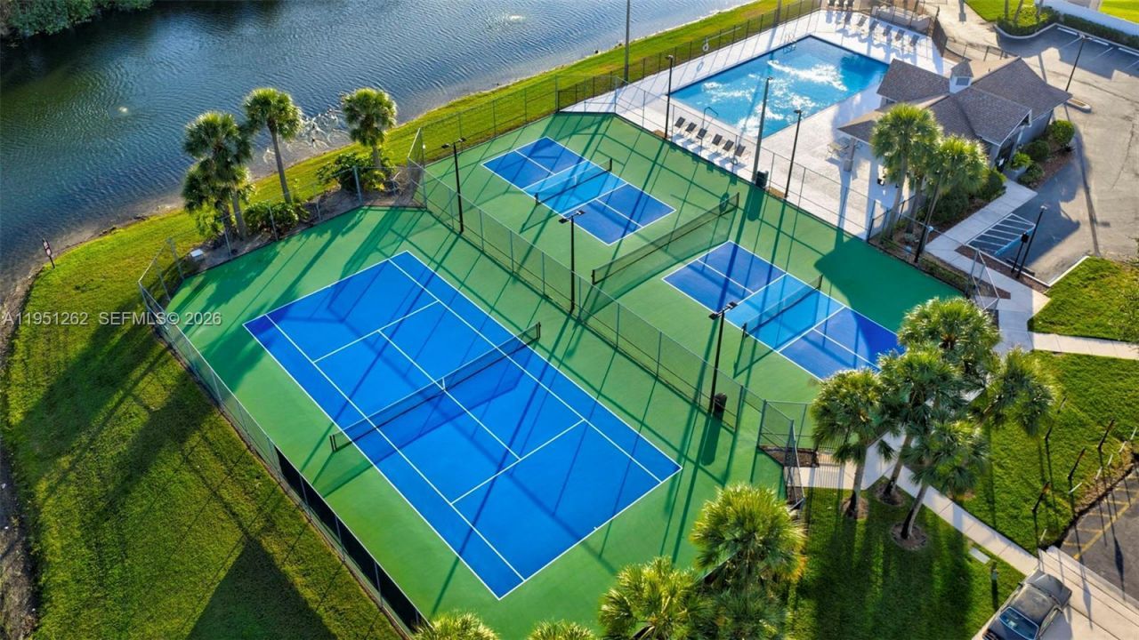 6008 N Golden Beauty Ln, Tamarac, FL 33321 Photo