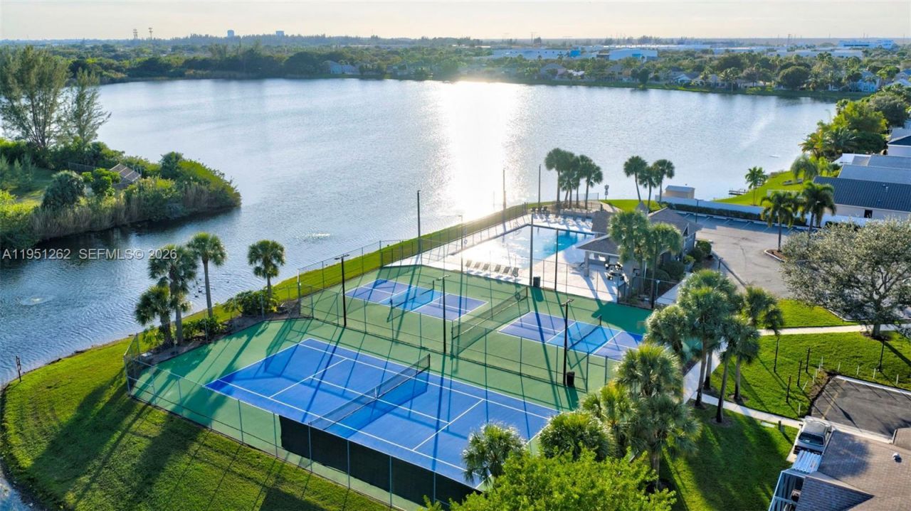 6008 N Golden Beauty Ln, Tamarac, FL 33321 Photo