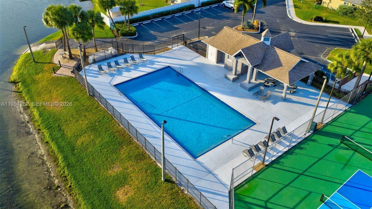 6008 N Golden Beauty Ln, Tamarac, FL 33321 Photo