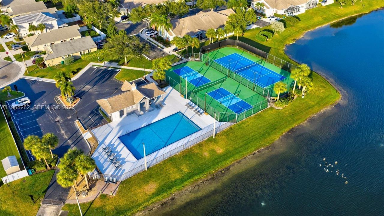 6008 N Golden Beauty Ln, Tamarac, FL 33321 Photo