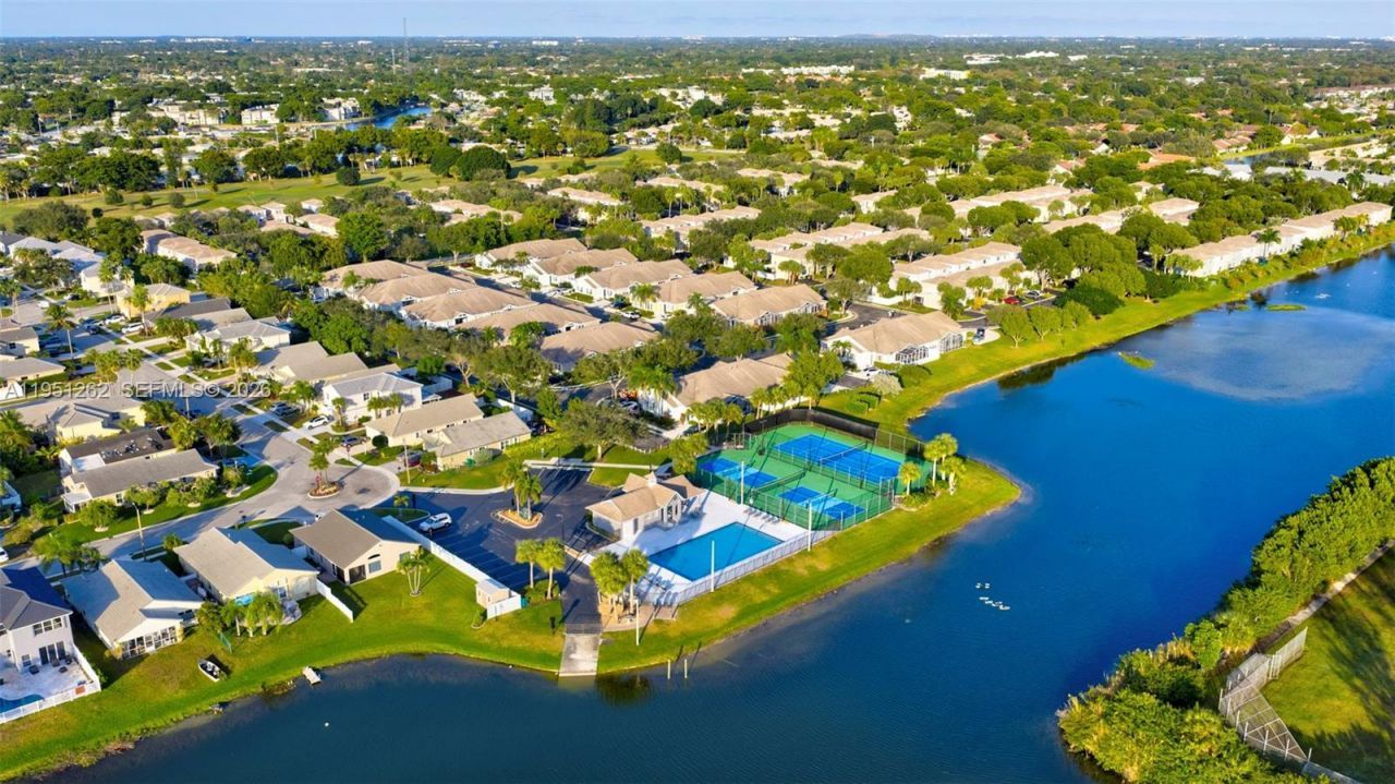 6008 N Golden Beauty Ln, Tamarac, FL 33321 Photo