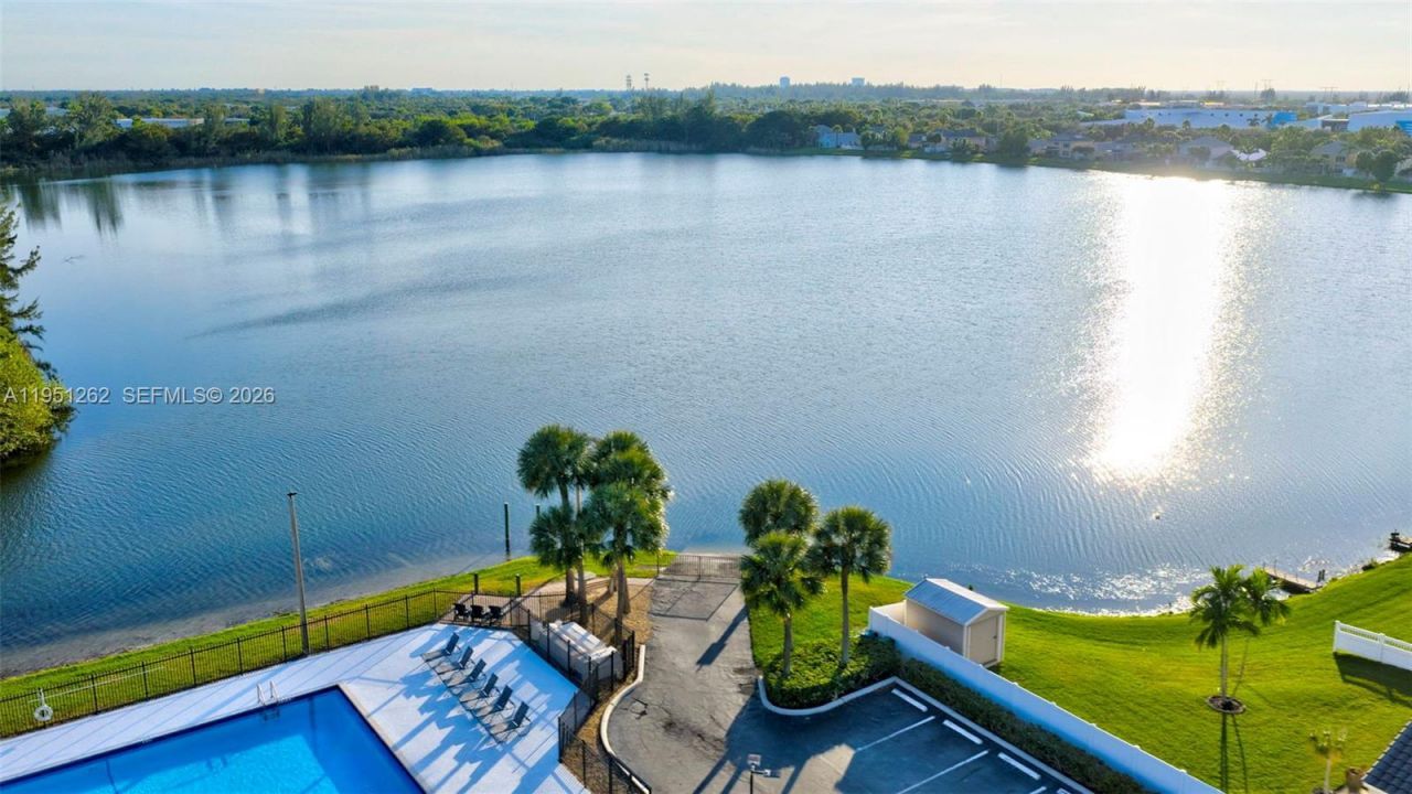 6008 N Golden Beauty Ln, Tamarac, FL 33321 Photo