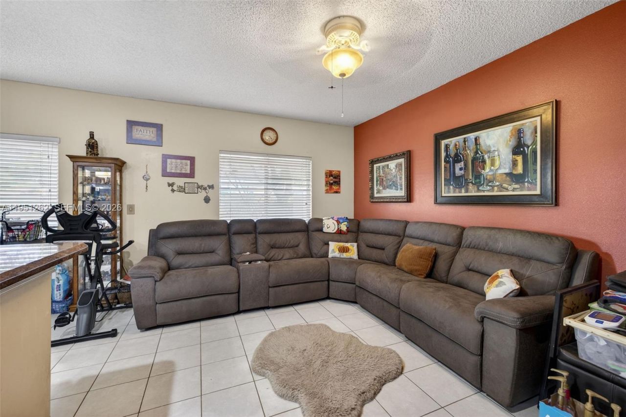 6008 N Golden Beauty Ln, Tamarac, FL 33321 Photo