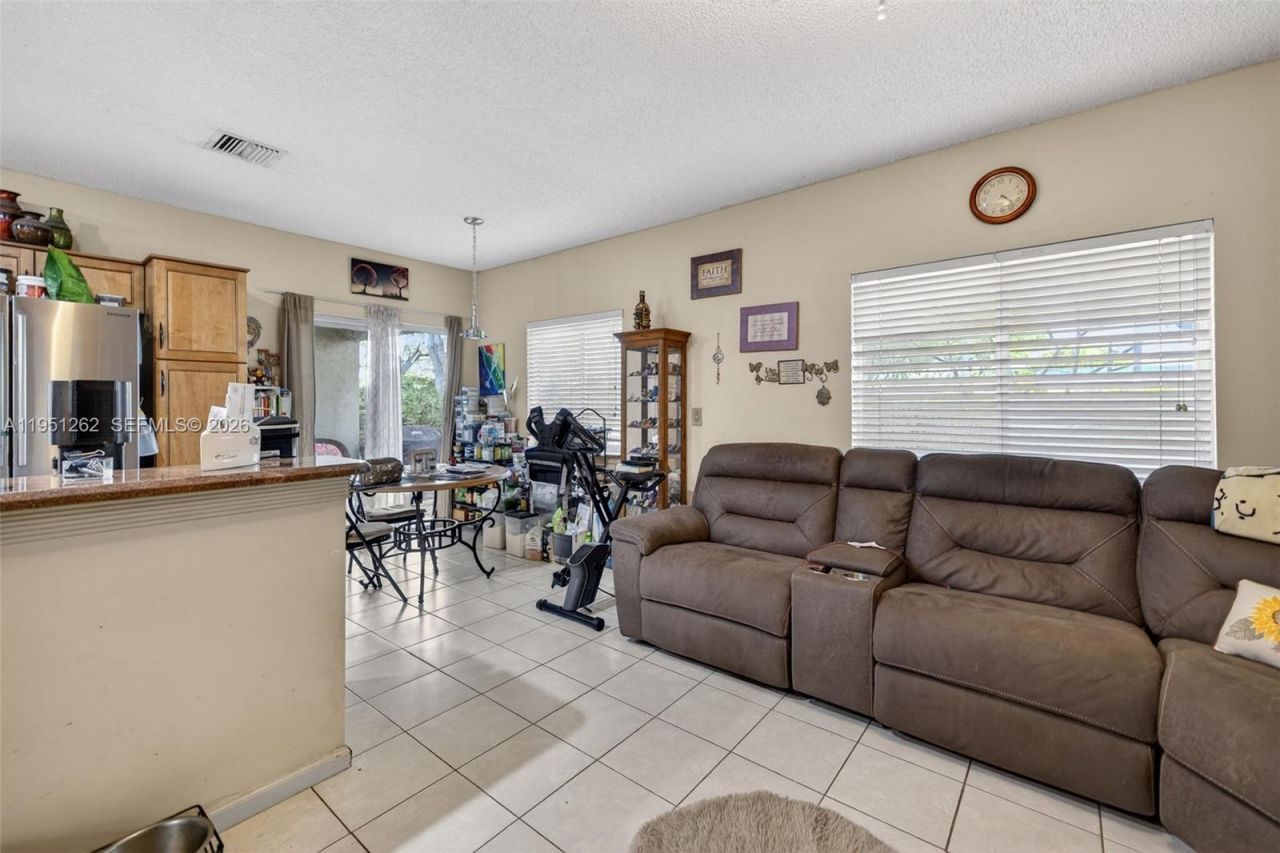 6008 N Golden Beauty Ln, Tamarac, FL 33321 Photo