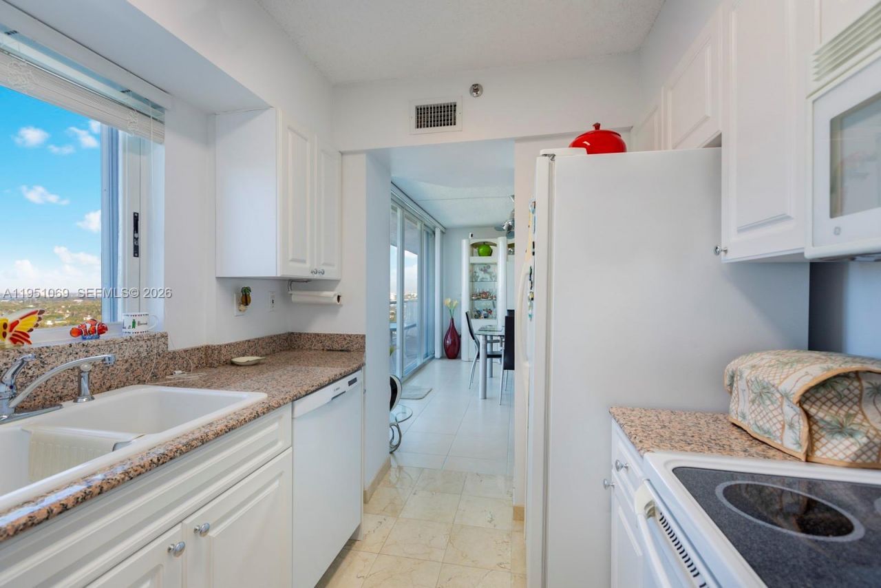 5900 Collins Ave , Unit 2105, Miami Beach, FL 33140 Photo