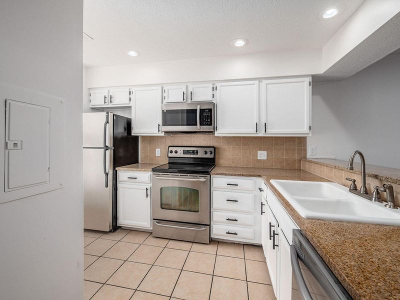 1211 Rivercrest Drive S, Unit E, Delaware, OH 43015 Photo 6