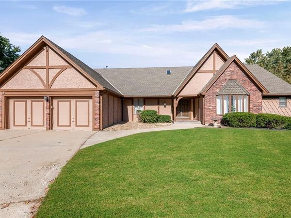 413 NE Greenway Drive, Blue Springs, MO 64014