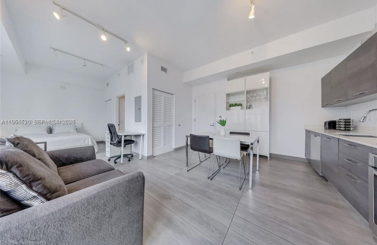 151 SE 1st St, Unit 1706, Miami, FL 33131 Photo