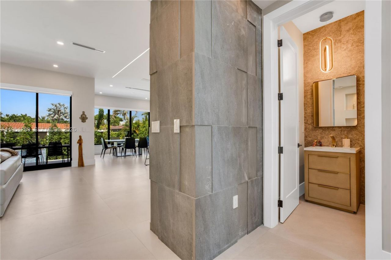 8826 Froude Ave, Surfside, FL 33154 Photo