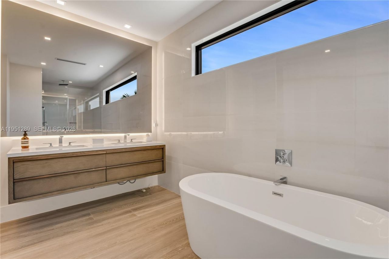 8826 Froude Ave, Surfside, FL 33154 Photo