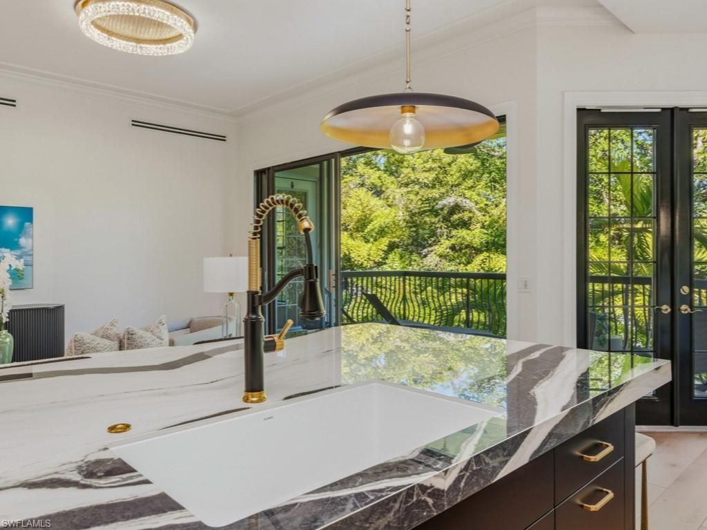 705 10th St S, Unit 202, Naples, FL 34102 Photo