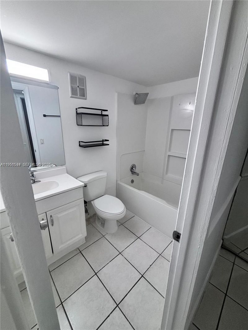 430 Commodore Dr, Unit 104, Plantation, FL 33325 Photo