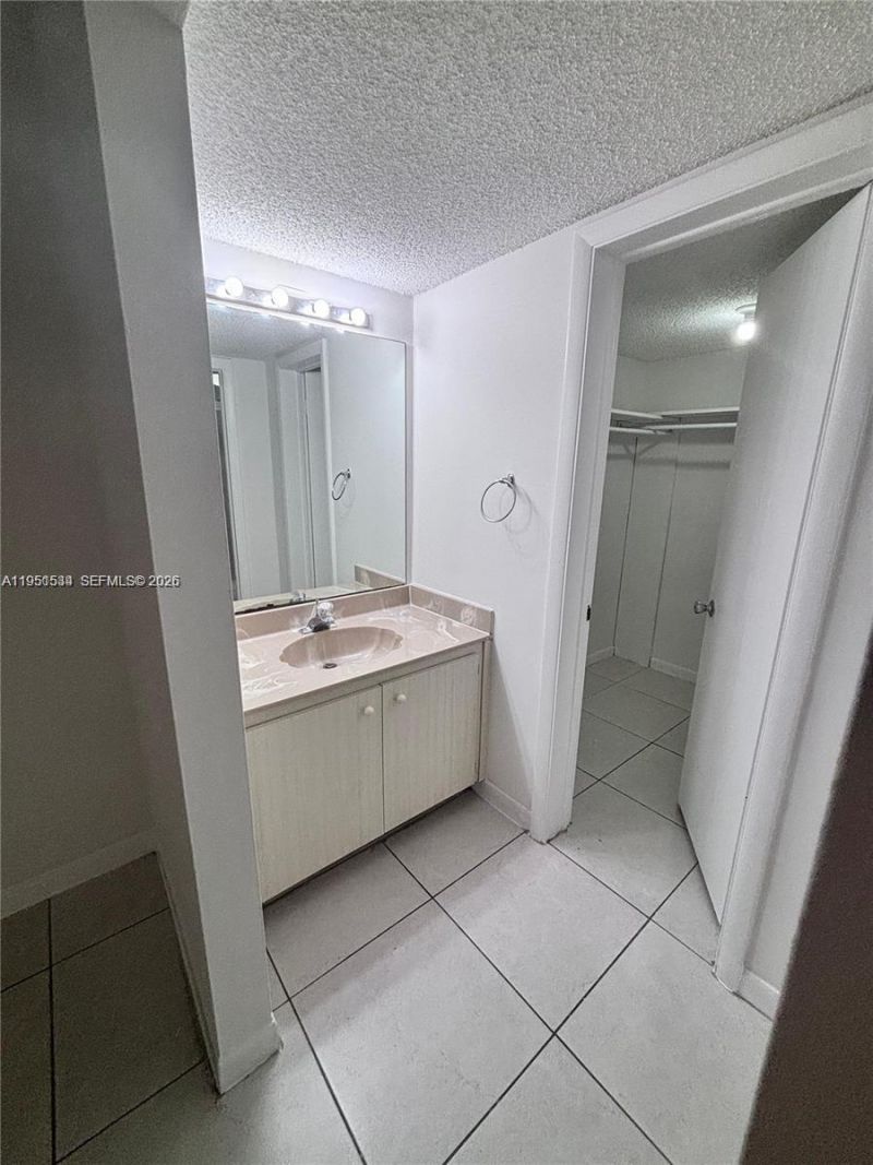 430 Commodore Dr, Unit 104, Plantation, FL 33325 Photo