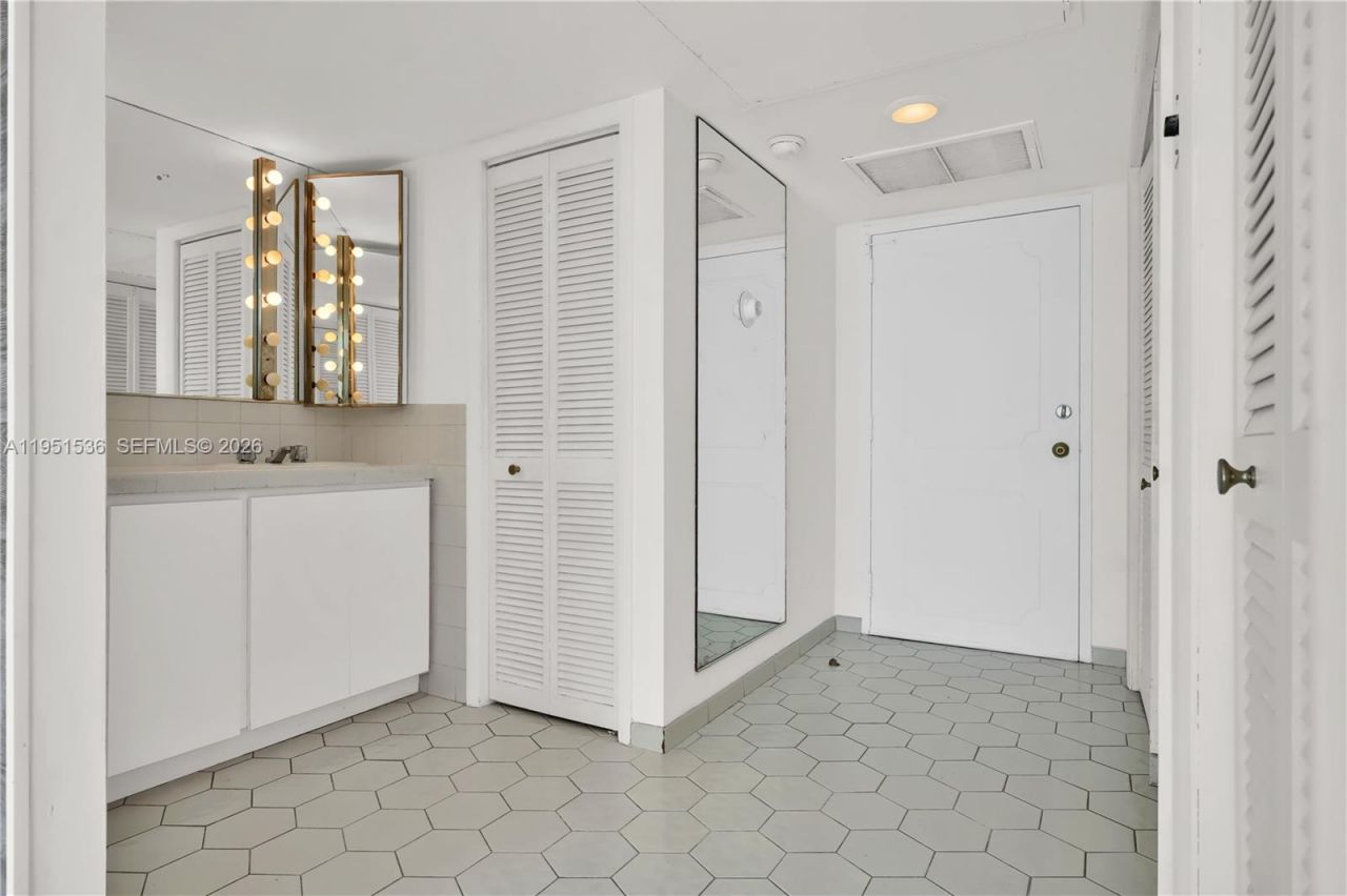 11111 Biscayne Blvd , Unit 21C, Miami, FL 33181 Photo