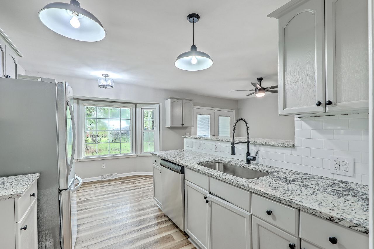 8004 Malden Avenue Photo 14