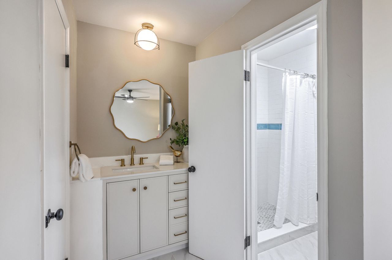 8004 Malden Avenue Photo 20