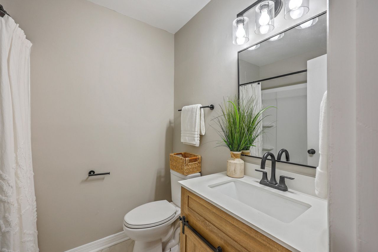 8004 Malden Avenue Photo 36