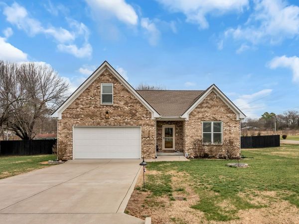 700 Redwood Cir , Columbia, TN 38401