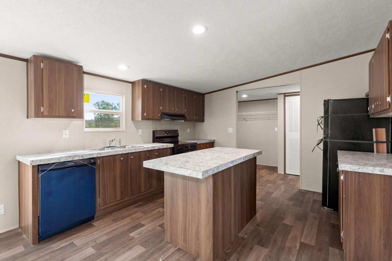 185 Thomas Road Photo 11