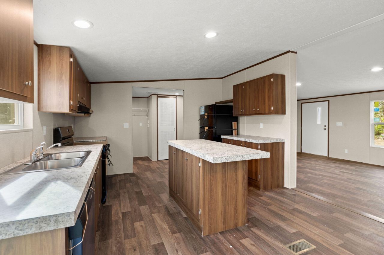 185 Thomas Road Photo 12