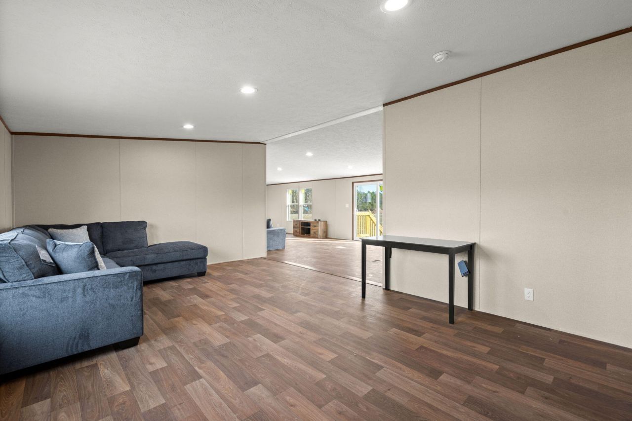 185 Thomas Road Photo 5