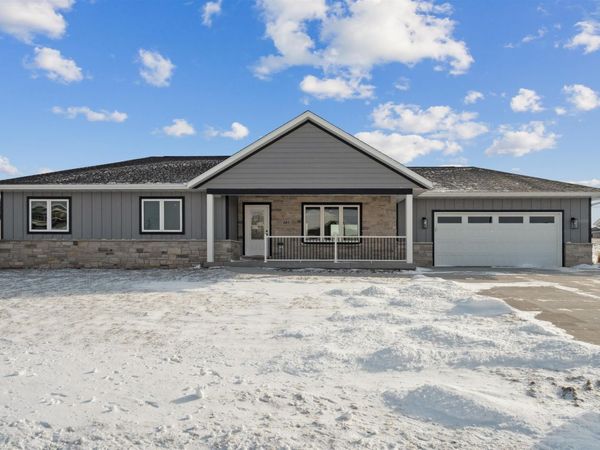 145 SE Mulberry Drive, Cascade, IA 52033