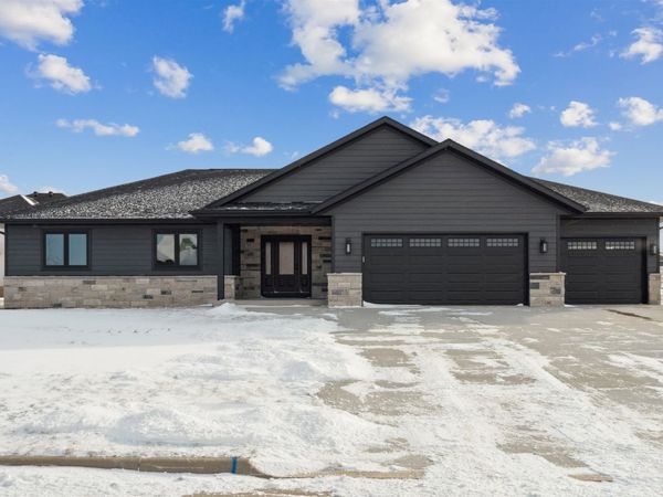 141 SE Mulberry Drive, Cascade, IA 52033