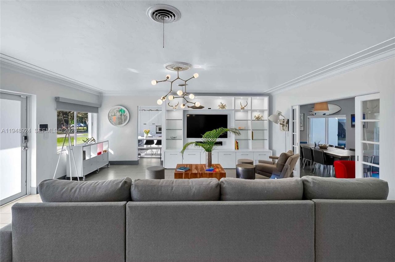 831 NE 109th St, Biscayne Park, FL 33161 Photo