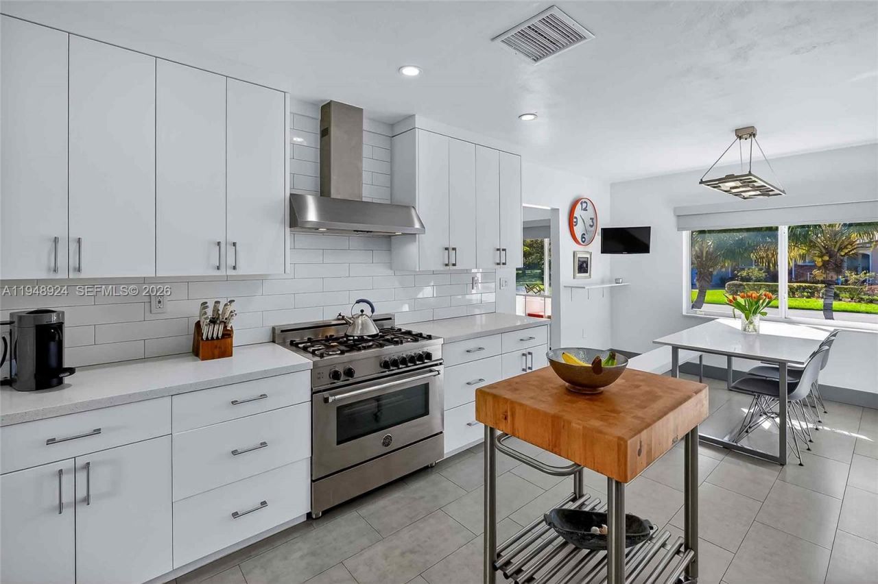 831 NE 109th St, Biscayne Park, FL 33161 Photo