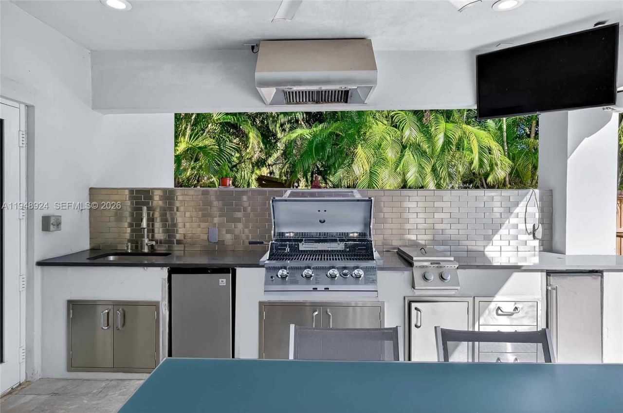 831 NE 109th St, Biscayne Park, FL 33161 Photo