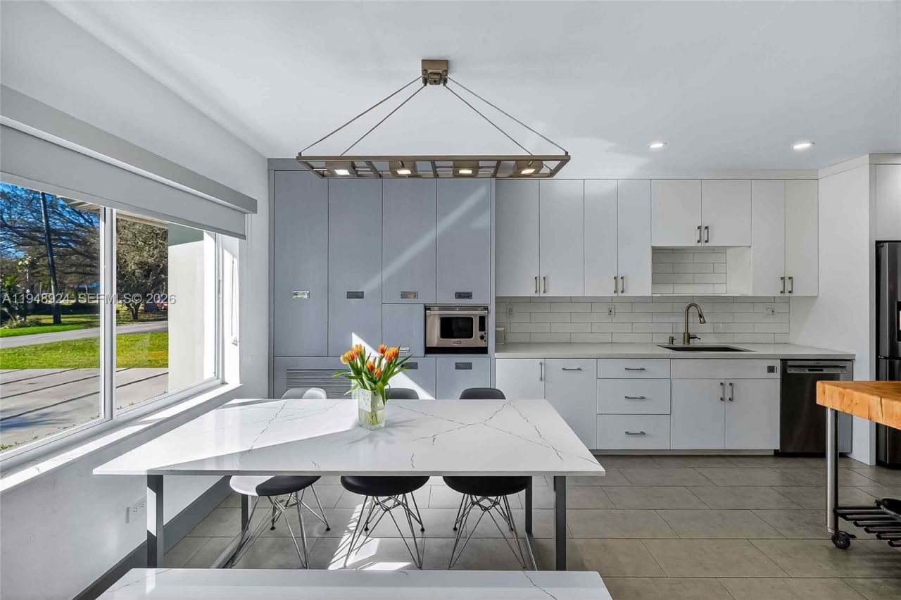 831 NE 109th St, Biscayne Park, FL 33161 Photo