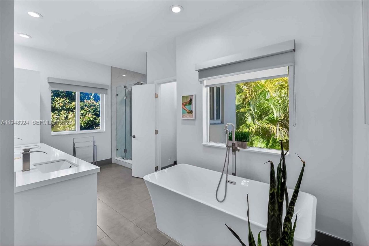 831 NE 109th St, Biscayne Park, FL 33161 Photo