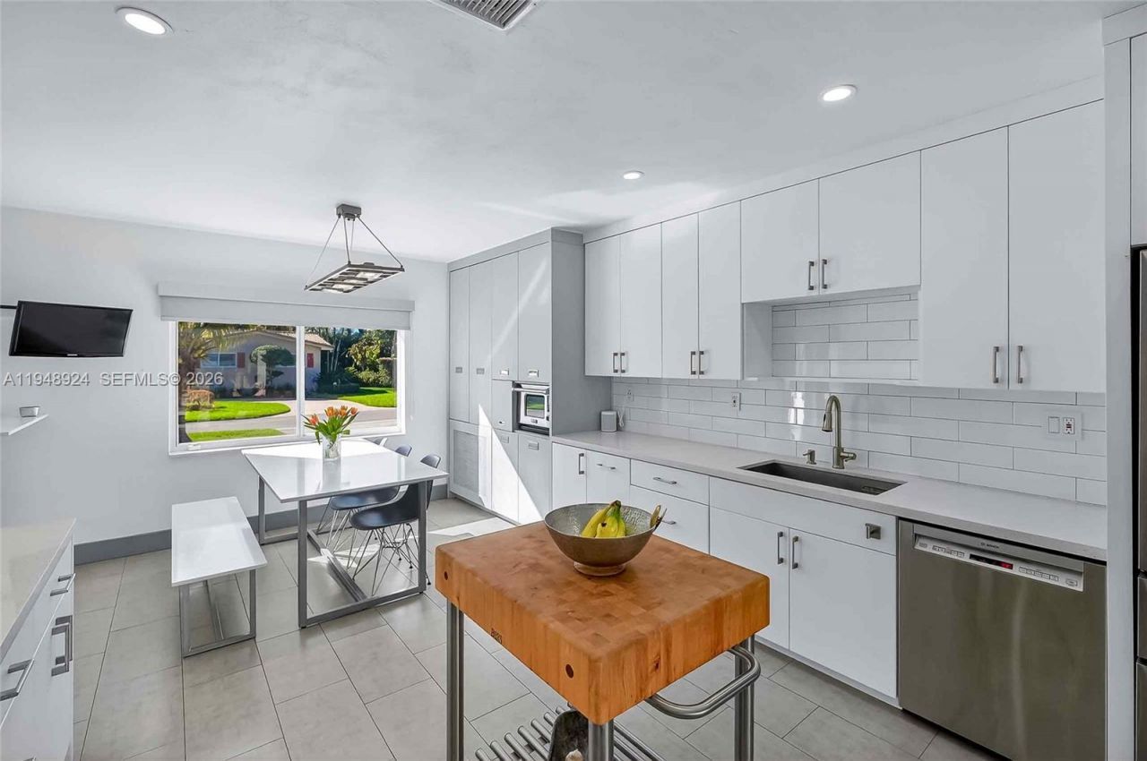 831 NE 109th St, Biscayne Park, FL 33161 Photo