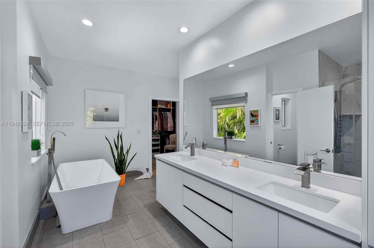 831 NE 109th St, Biscayne Park, FL 33161 Photo