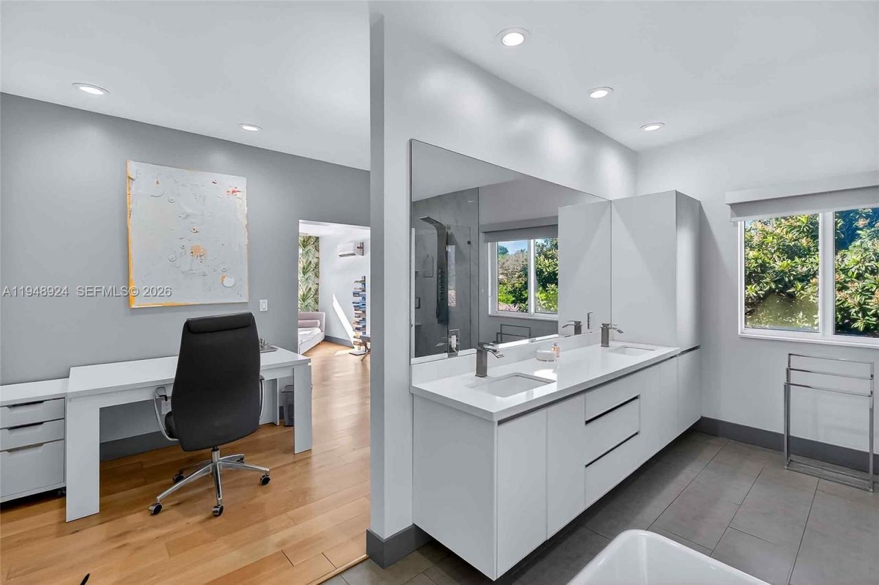 831 NE 109th St, Biscayne Park, FL 33161 Photo