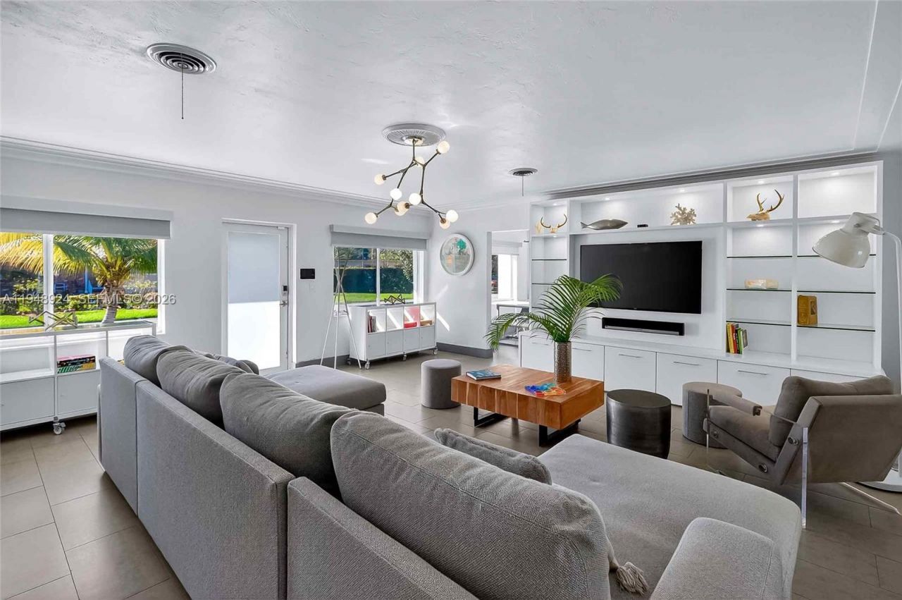 831 NE 109th St, Biscayne Park, FL 33161 Photo