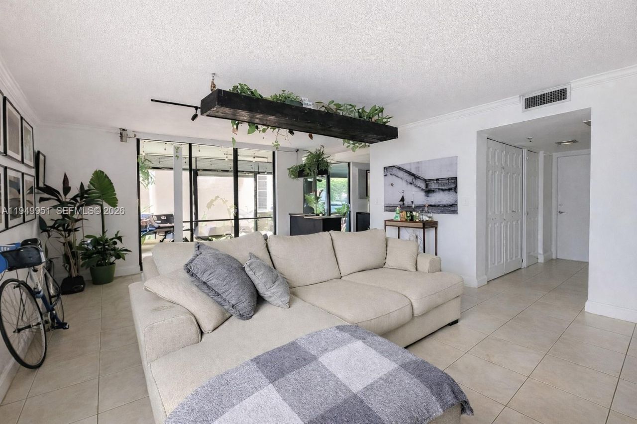 661 NE 195th St, Unit 103, Miami, FL 33179 Photo