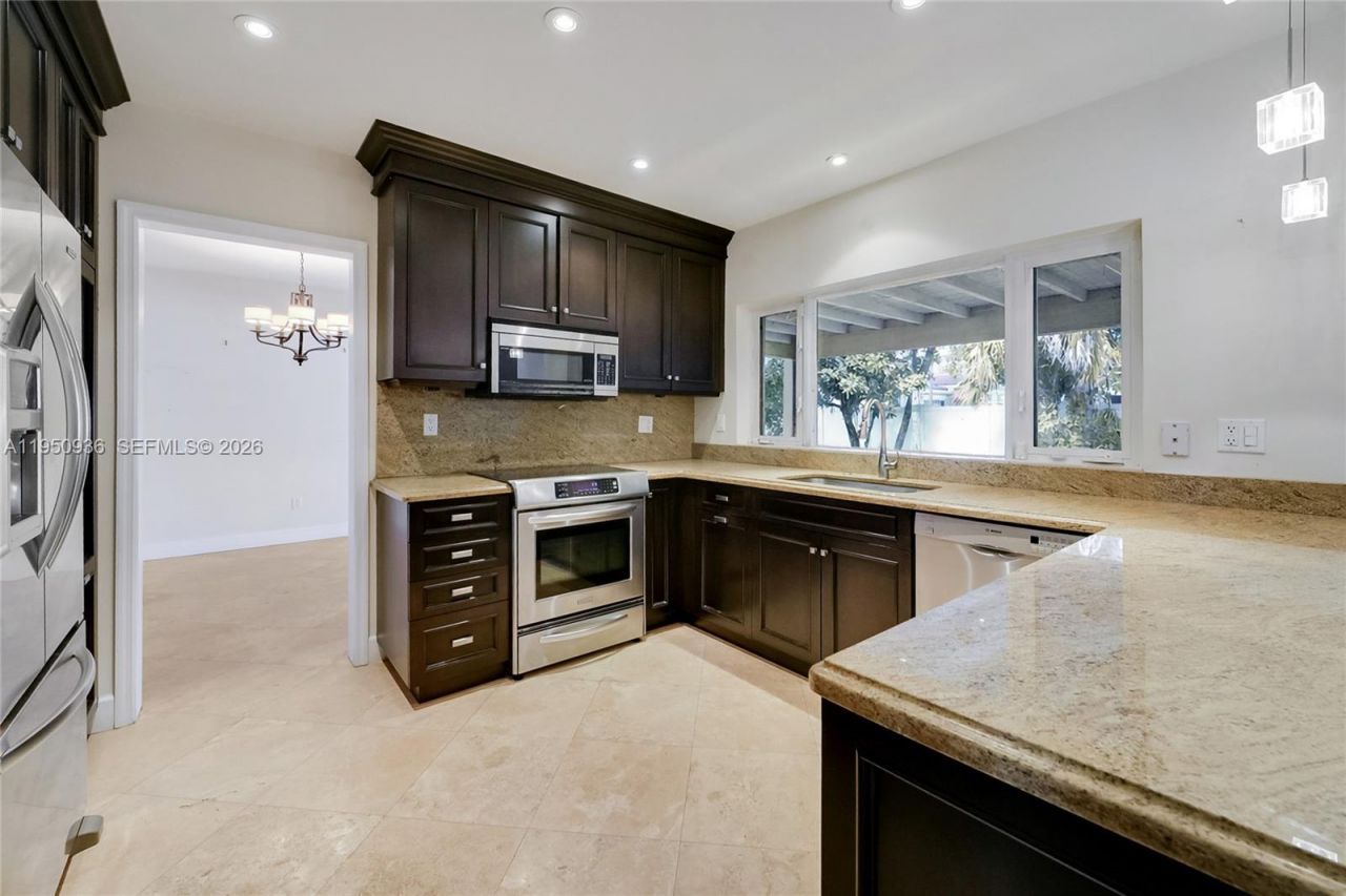 6931 Loch Ness Dr, Miami Lakes, FL 33014 Photo