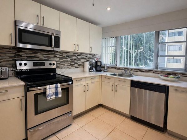 950 NE 199th St, Unit 2H, Miami, FL 33179